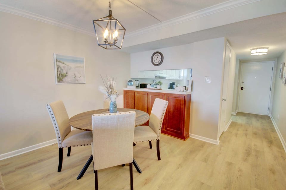 Condo, 2 Bedrooms | Dining