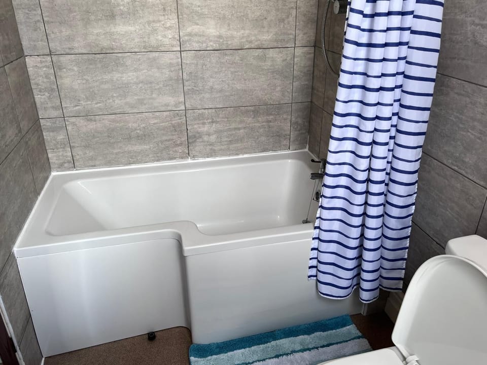 Family Room | Bathroom | Towels, soap, toilet paper