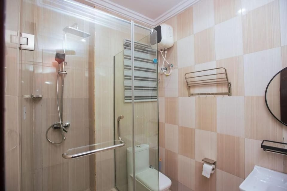 Deluxe Apartment, Balcony, City View | Bathroom | Hair dryer, towels, soap, shampoo