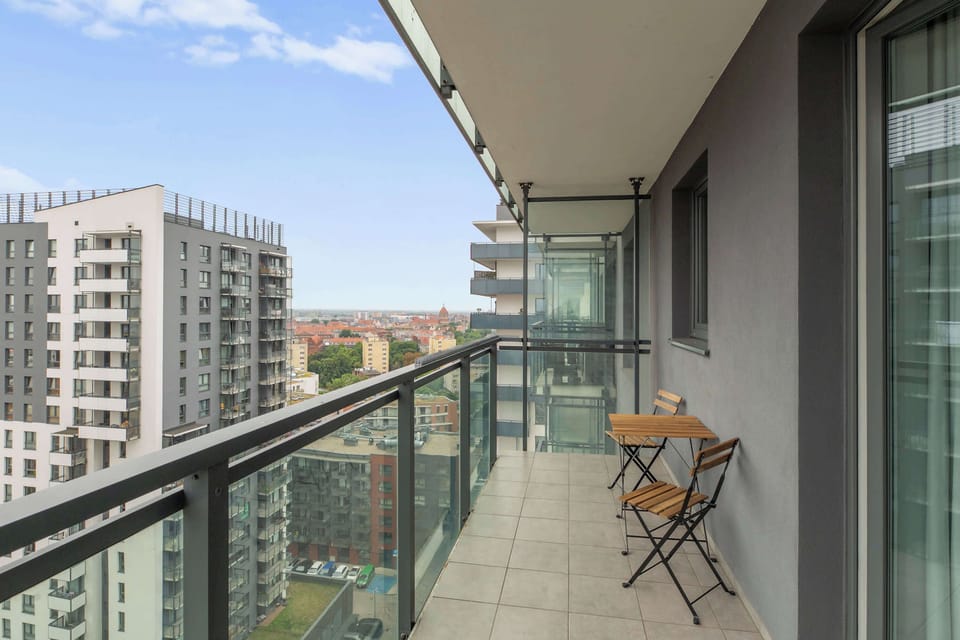 Z salonu można wyjść na umeblowany balkon wyposażony w stół i miejsca do siedzenia. Z 15. piętra rozpościera się panoramiczny widok na Gdańsk, Stare Miasto, tereny stoczniowo-portowe oraz rzekę. 