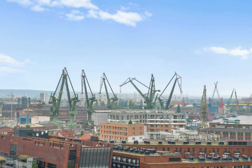 Z salonu można wyjść na umeblowany balkon wyposażony w stół i miejsca do siedzenia. Z 15. piętra rozpościera się panoramiczny widok na Gdańsk, Stare Miasto, tereny stoczniowo-portowe oraz rzekę. 