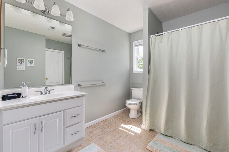 BATHROOM 2