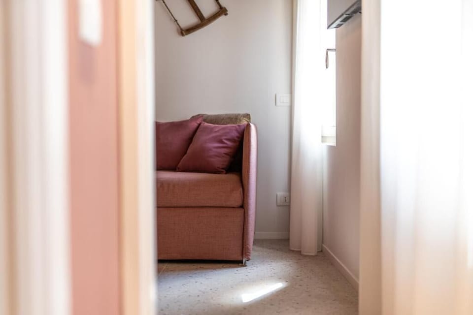 Deluxe Apartment, Courtyard View | Living area
