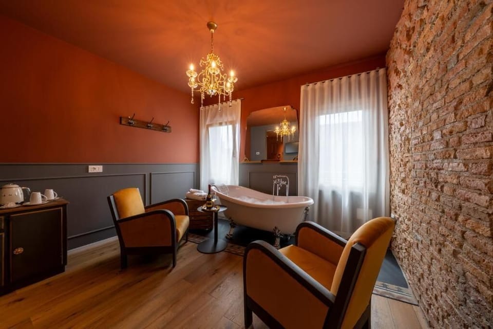 Luxury Double Room, Courtyard View | Interior
