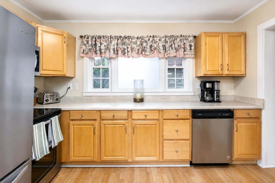 Range, dishwasher & everything you need to cook