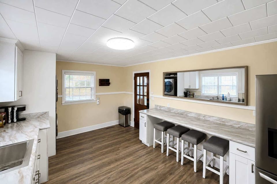 Breakfast bar with seating for four
