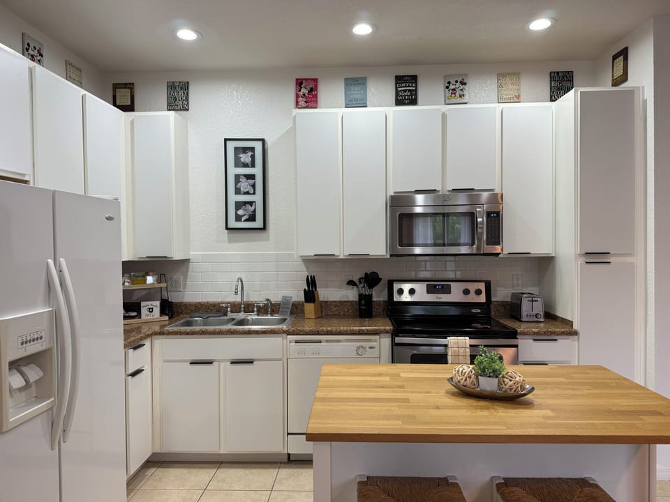 Fully stocked kitchen for cooks of all levels!