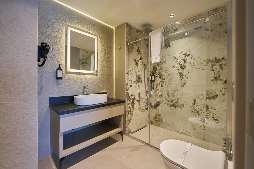 Junior Suite, City View | Bathroom | Shower, rainfall showerhead, free toiletries, hair dryer