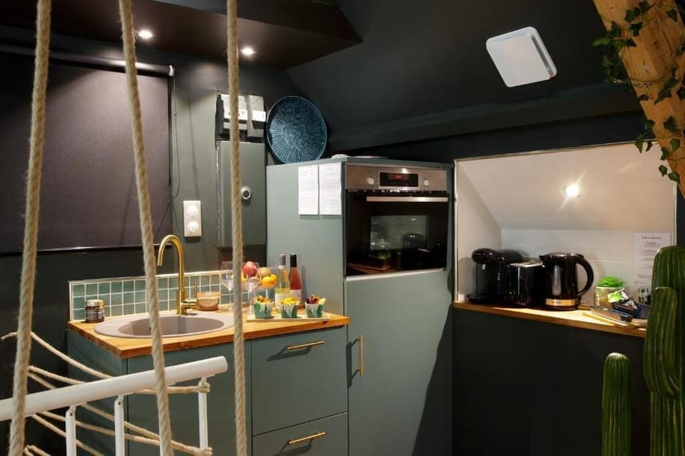 Deluxe Suite, Hot Tub | Private kitchen