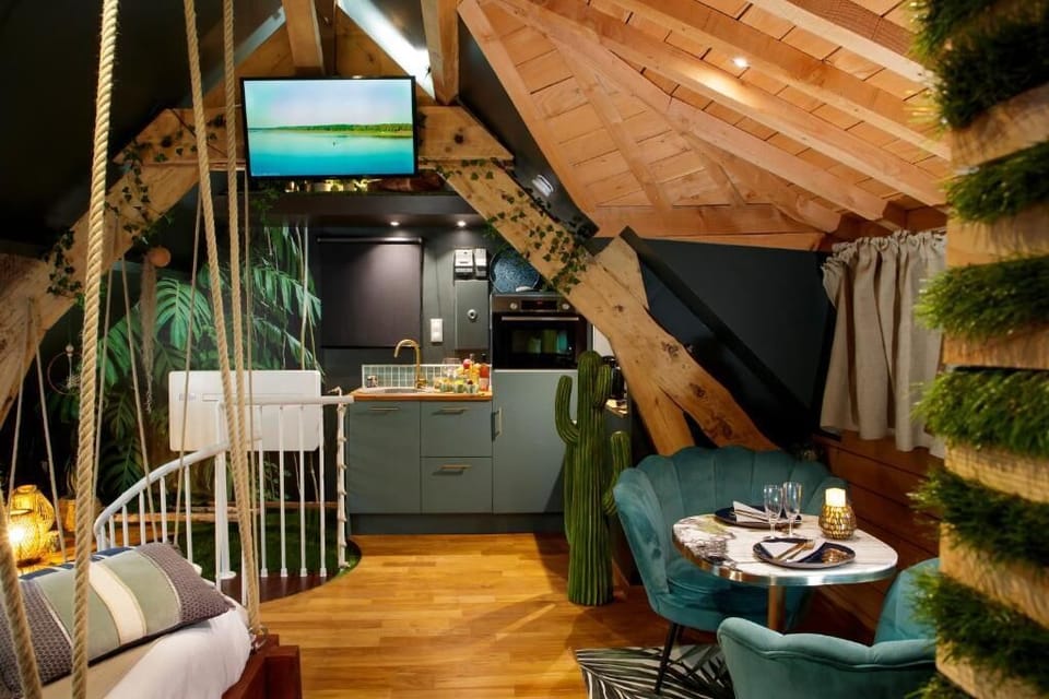 Deluxe Suite, Hot Tub | Living area