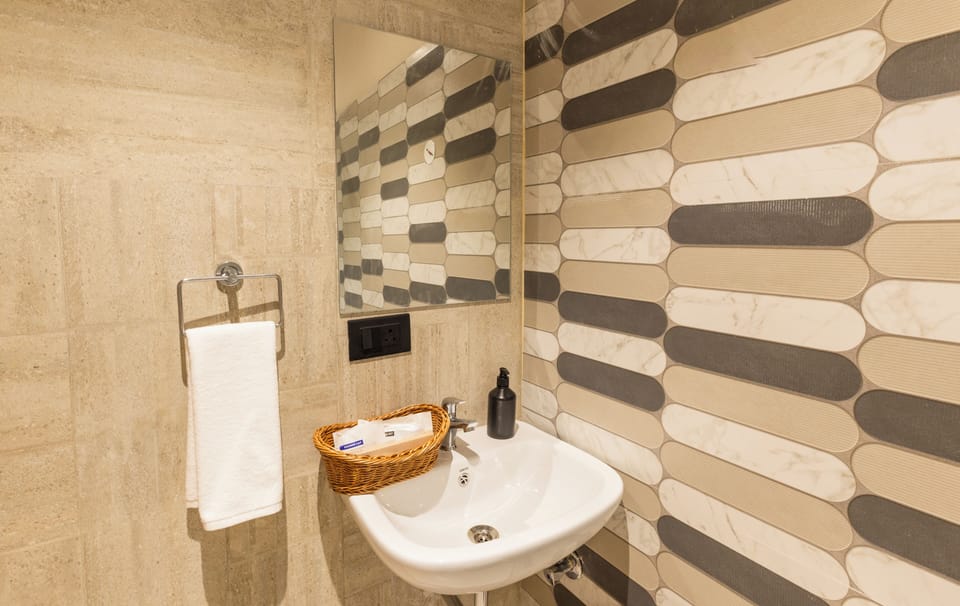 Deluxe Double Room | Bathroom | Shower, towels, soap, shampoo