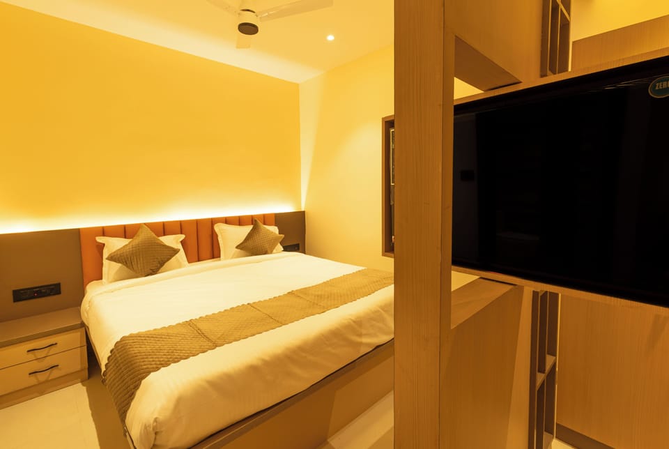 Deluxe Double Room | Desk, laptop workspace, iron/ironing board, WiFi (free)