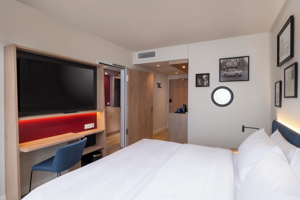Room, 1 King Bed (Super) | In-room safe, desk, iron/ironing board, WiFi (free)
