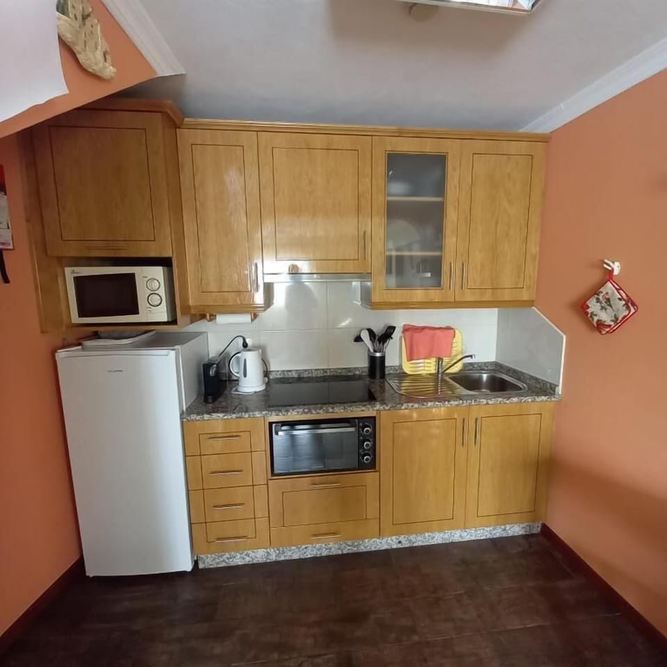 House, Air conditioning | Private kitchen | Fridge, microwave, oven, stovetop