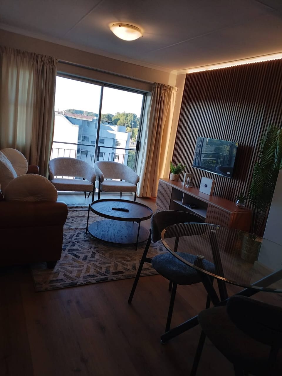 Apartment, 2 Bedrooms, Accessible, City View | Living area