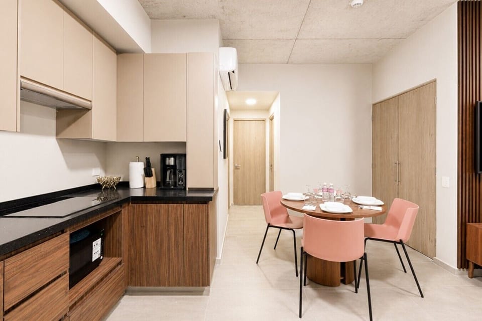 Comedor para 4 personas con aire acondicionado y todo lo necesario para disfrutar tus alimentos en un ambiente fresco y cómodo.