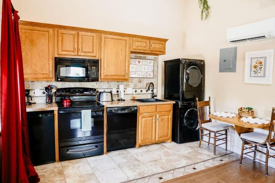 Deluxe Studio Suite, Non Smoking, Balcony | Private kitchen | Shared microwave