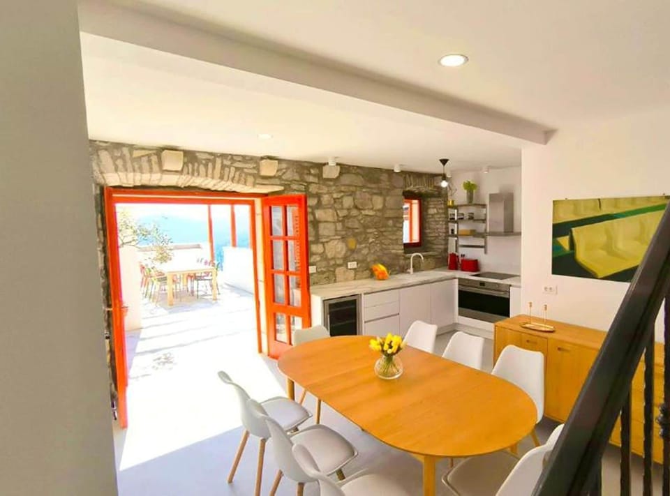 Villa (Four Bedroom Villa with Panoramic Vie) | Dining room