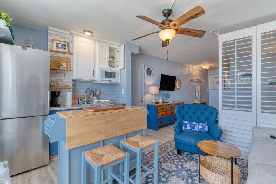 Daytona Beach Vacation Rental Oceanfront  Airbnb Pool1233SAtlanticAve_307-26Daytona Beach Vacation Rental Oceanfront  Airbnb Pool