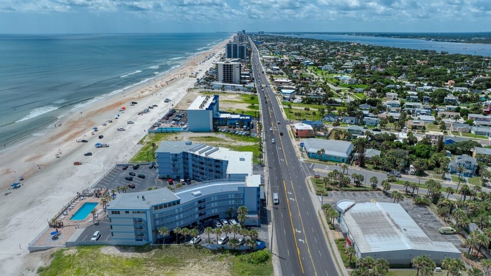 Daytona Beach Vacation Rental Oceanfront  Airbnb Pool1233SAtlanticAve_307-3Daytona Beach Vacation Rental Oceanfront  Airbnb Pool
