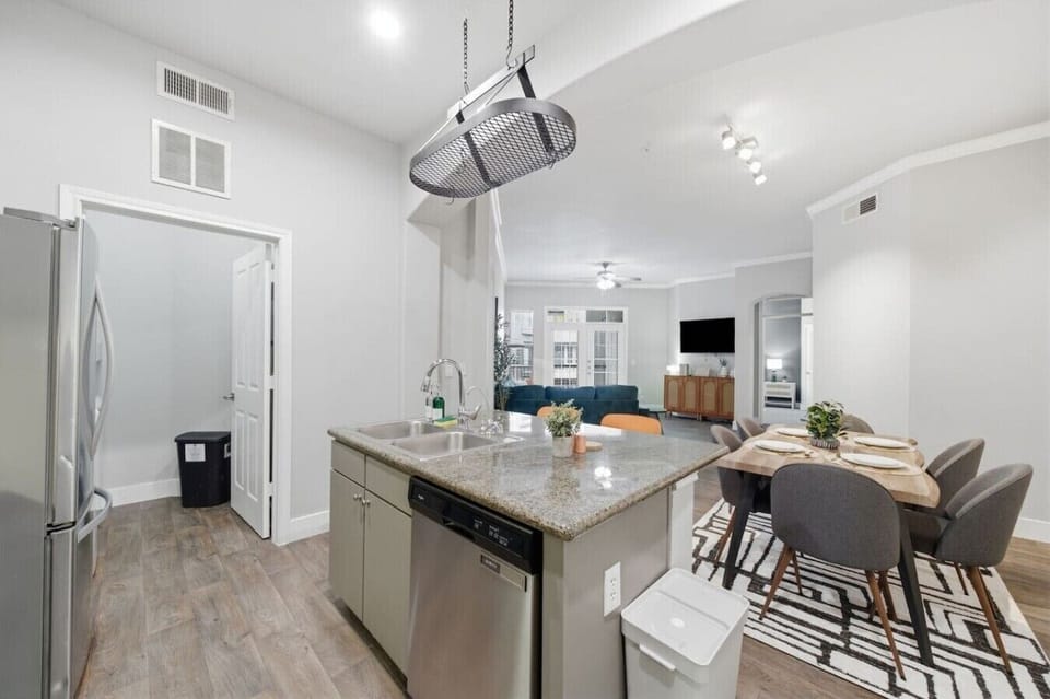 Full Kitchen w/ 2 Person Island