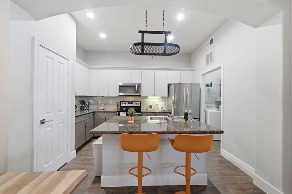Kitchen w/ Island