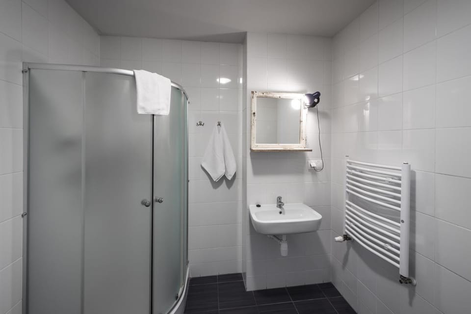 Shower, towels