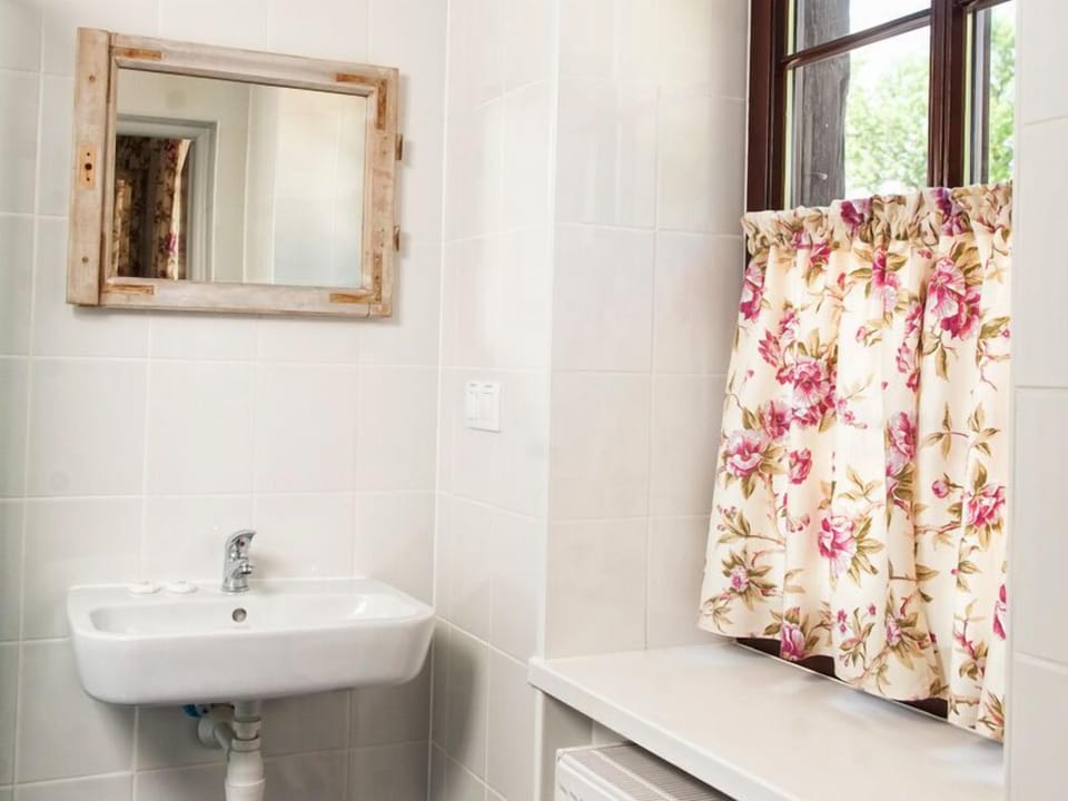 Double or Twin Room | Bathroom | Shower, towels