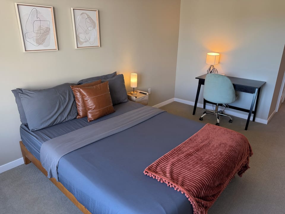 Deluxe Apartment | Desk, laptop workspace, iron/ironing board, WiFi (free)