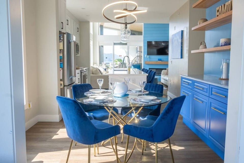 A bright dining area for breakfasts, dinners, and evening drinks.
