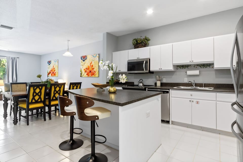 Sleek & modern fully equipped kitchen
