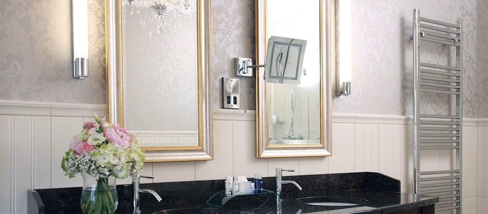 Combined shower/tub, free toiletries, hair dryer, towels