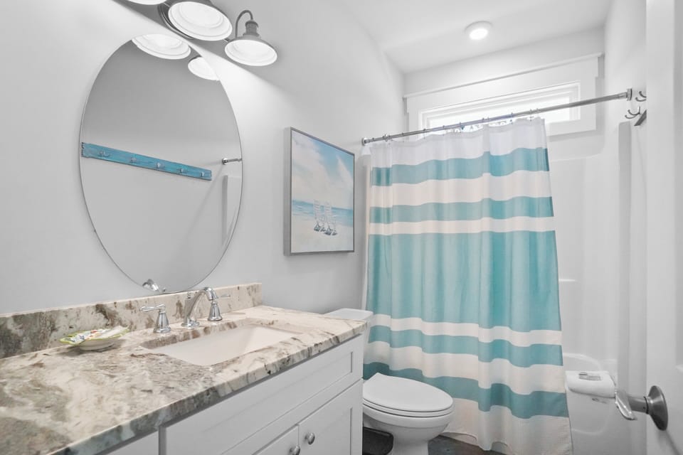 Caribbean Surf | Shared Bathroom