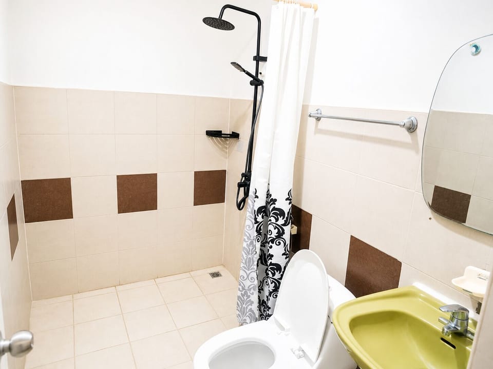 Basic Single Room | Bathroom | Slippers, towels