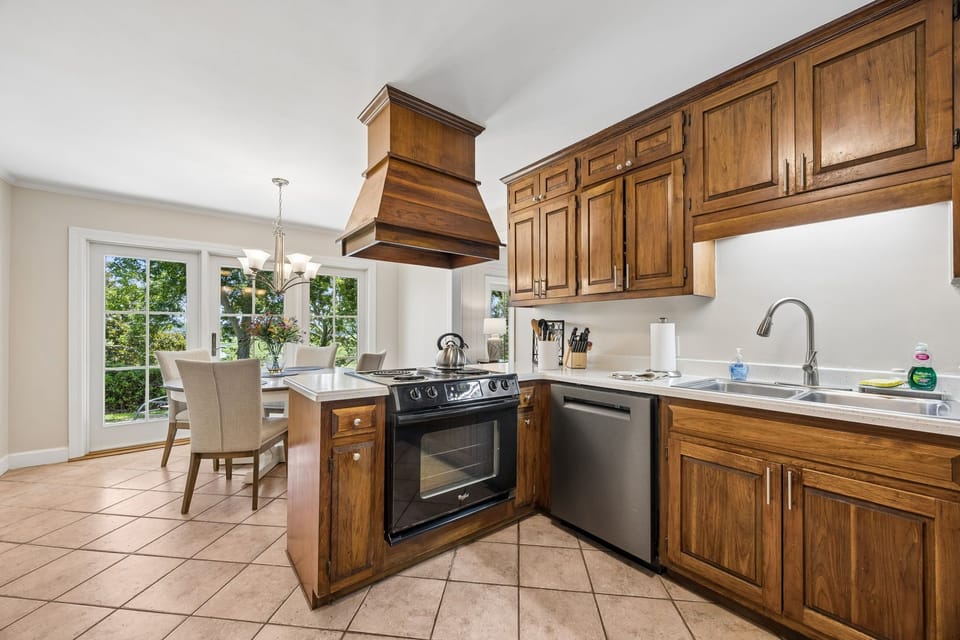 Kitchen/Dining Area