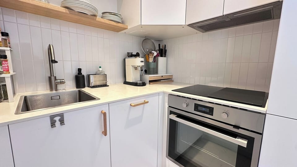 Cuisine moderne équipée avec four et plaque de cuisson