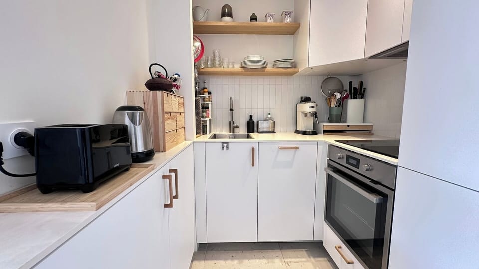 Cuisine fonctionnelle avec rangements et équipements pour un séjour à Paris
