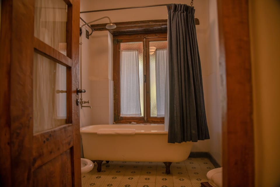 Superior Double Room | Bathroom | Free toiletries, hair dryer, bidet, towels