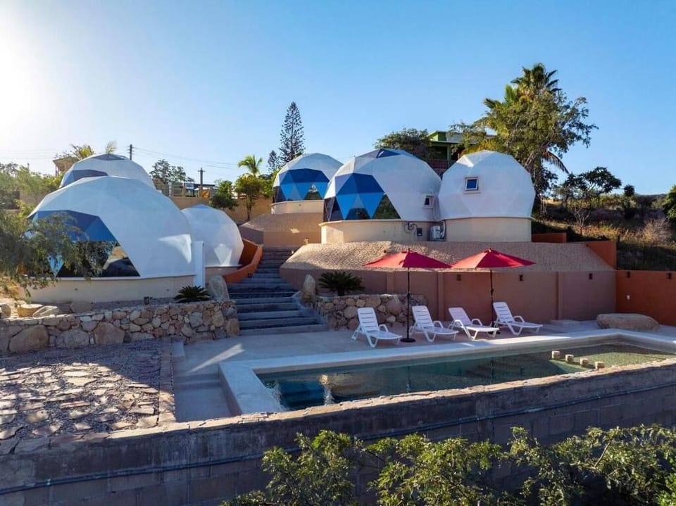 Outdoor pool, pool umbrellas, sun loungers