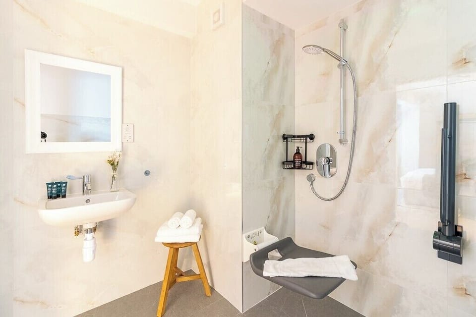 Apartment (Superior King Room) | Bathroom | Shower, free toiletries, hair dryer, towels