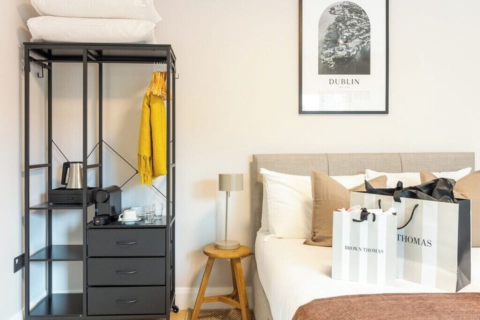 Apartment (Superior King Room) | Iron/ironing board, WiFi (free), bed sheets