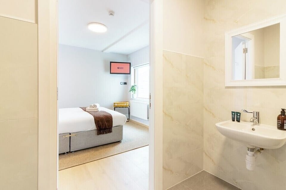 Apartment (Superior King Room) | Iron/ironing board, WiFi (free), bed sheets