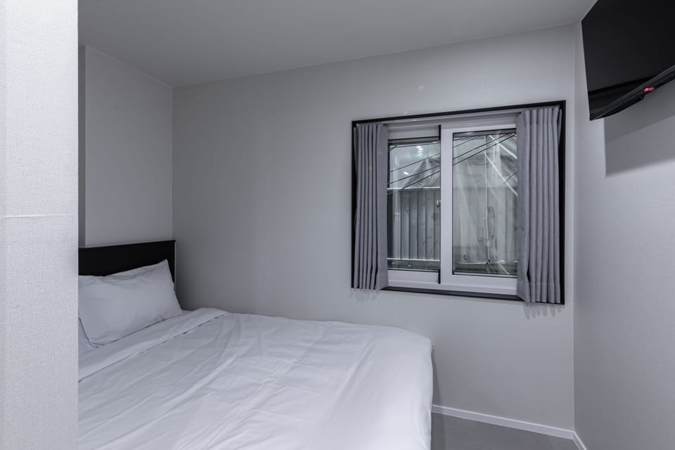 Double Room, 1 Double Bed, Non Smoking, Private Bathroom | Premium bedding, minibar (free items), desk, blackout drapes