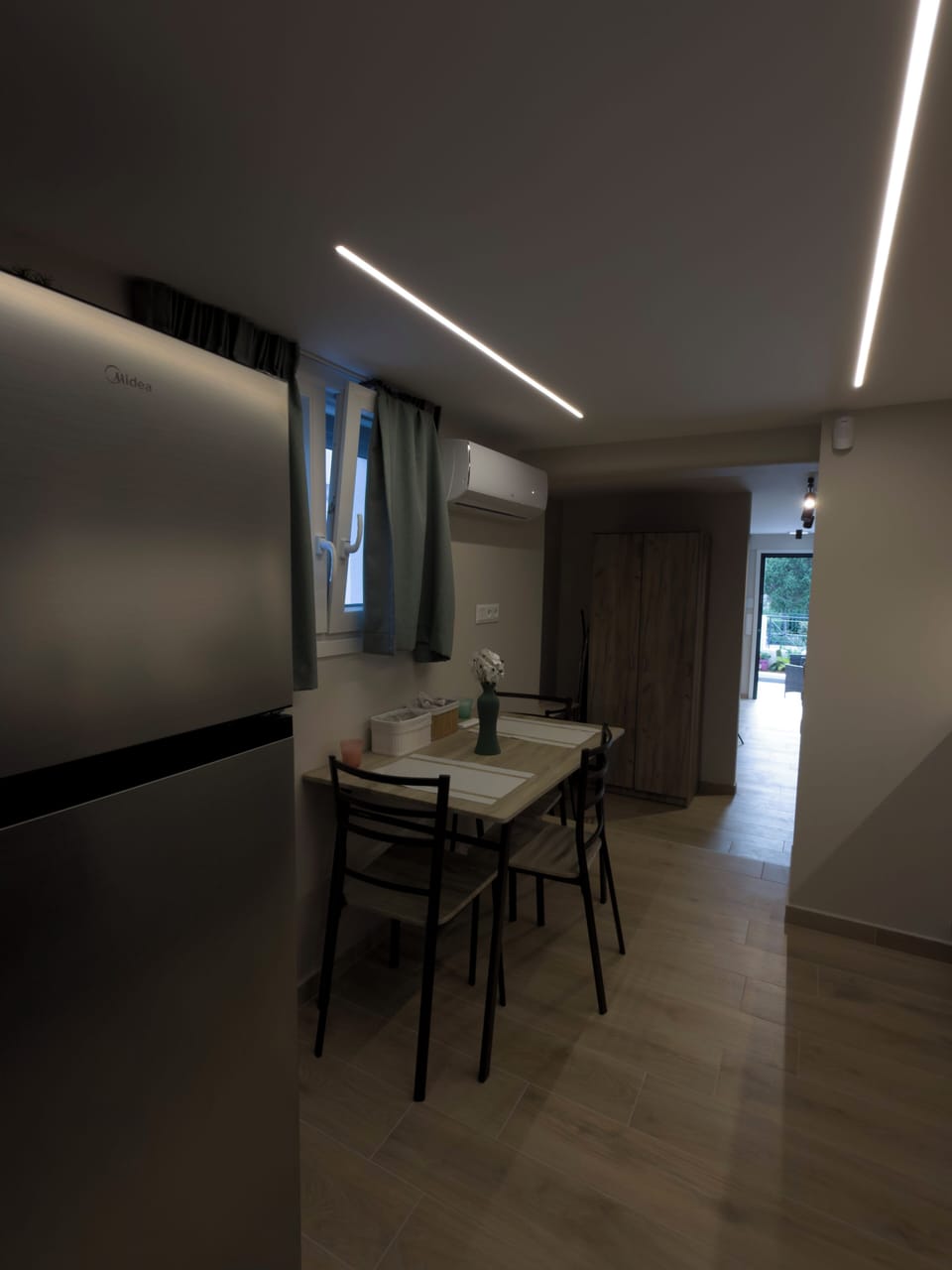 Deluxe Double Room, Courtyard View | Dining