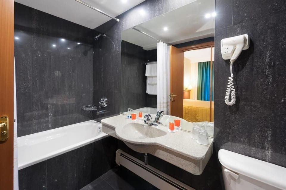 Suite, Balcony | Bathroom | Bathtub, free toiletries, hair dryer, towels