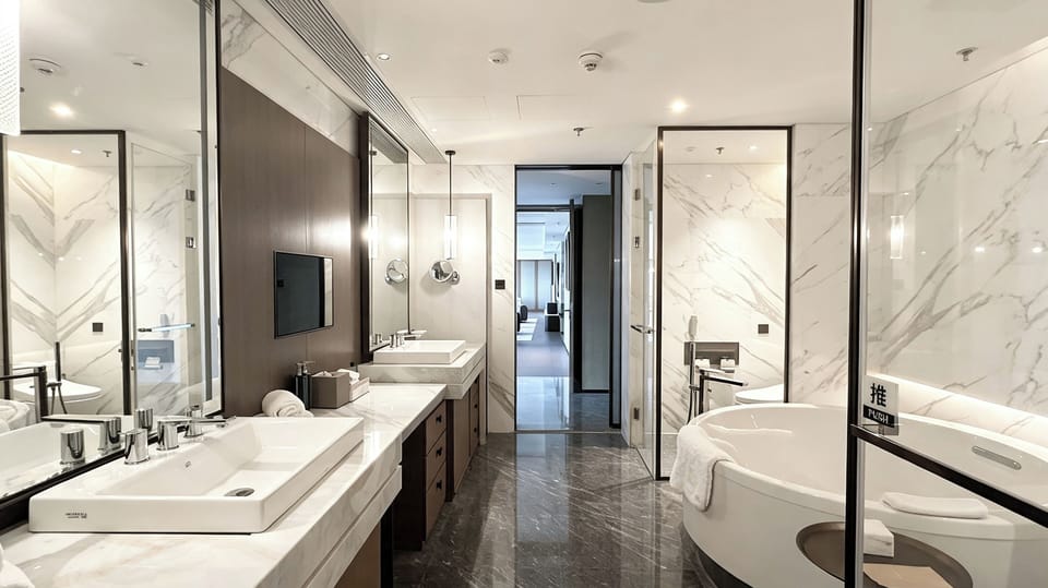 Presidential Suite King size bed room | Bathroom | Shower, free toiletries, hair dryer, slippers
