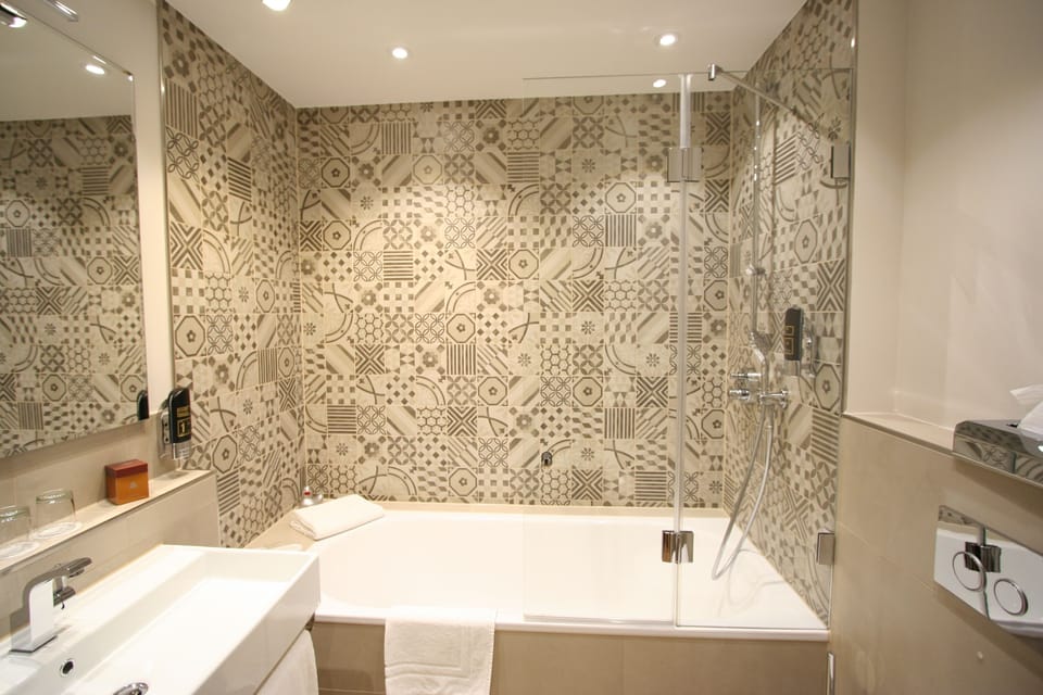 Cuddle Room | Deep soaking bathtub