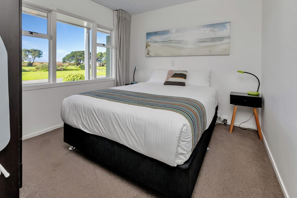 Deluxe Apartment, 1 Queen Bed | Blackout drapes, iron/ironing board, WiFi (free), bed sheets