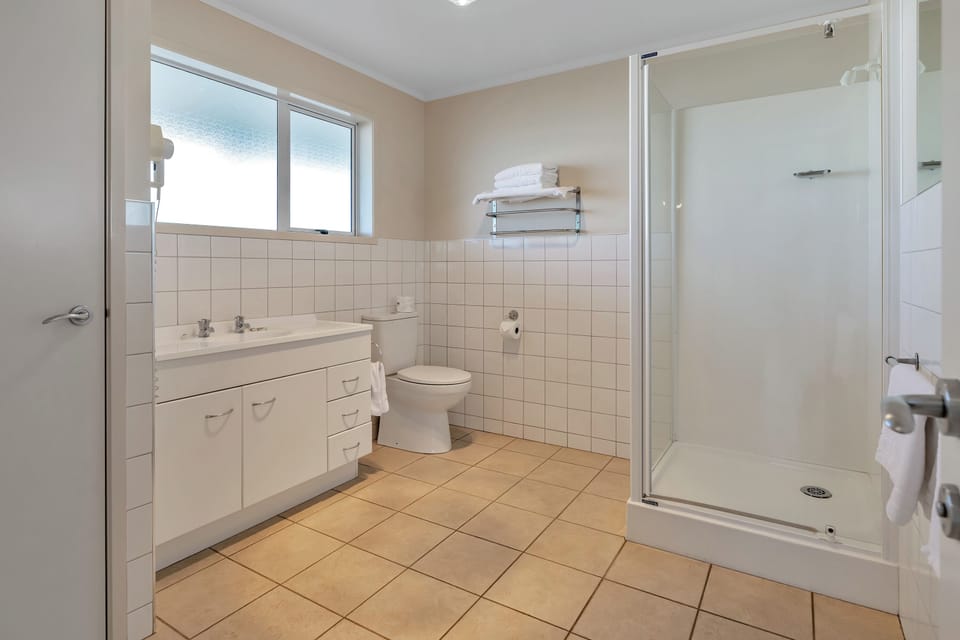 Superior Studio, Balcony, Sea View | Bathroom | Shower, free toiletries, hair dryer, towels