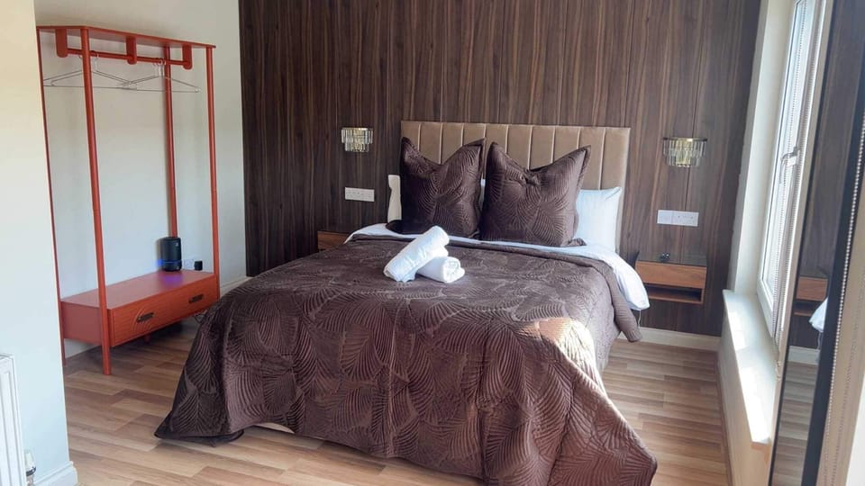 Spacious 5BR Townhouse with Free Parking House in Glasgow